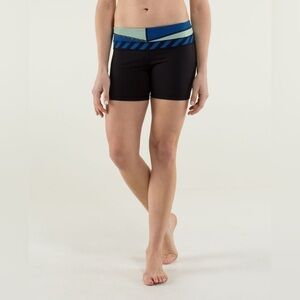 Lululemon Reverse Groove Short (Regular) *Full-On Luon
Black  / Quilt Winter